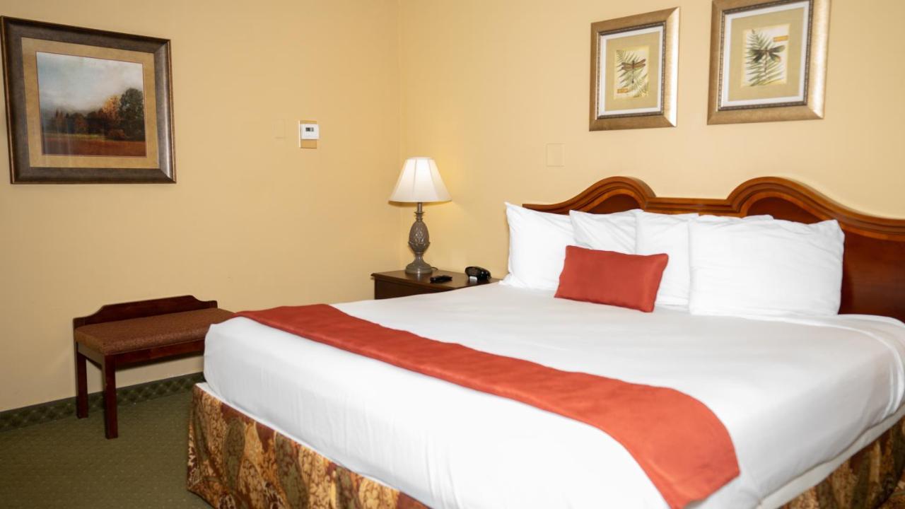 Clarion Hotel & Suites Convention Center Fredericksburg Extérieur photo